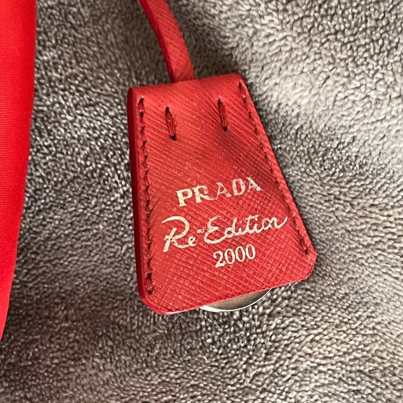 Red Re-Nylon Prada Re-Edition 2000
mini-bag - Picture 3 of 11
